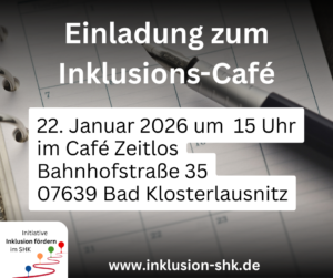 Ein Schreibfüller liegt auf einem Kalenderblatt. Davor steht folgender Text: Einladung zum Inklusions-Café 22. Januar 2026 um 15 Uhr im Café Zeitlos Bahnhofstraße 35 07639 Bad Klosterlausnitz www.inklusion-shk.de