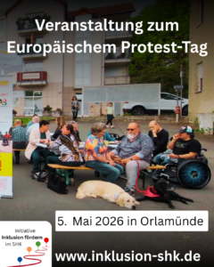 eine Gruppe von Menschen sitzt aus einen Platz an Biertischen. Es liegen zwei Hunde auf dem Boden. Ein Mann sitzt im Rollstuhl. Dazu folgender Text: Veranstaltung zum Europäischem Protest-Tag. 5. Mai 2026 in Orlamünde. www.inklusion-shk.de